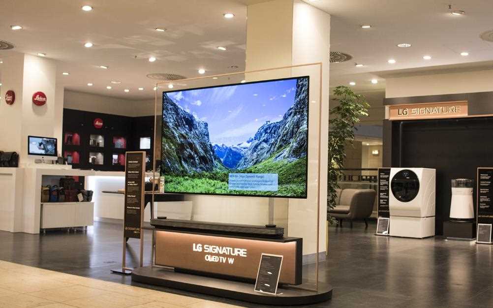 Lg store. Телевизор LG Signature витрина. Фирменный магазин LG В ТЦ 